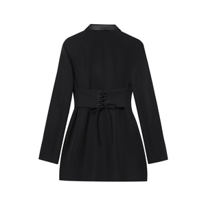 Vue détaillée du dos de la robe blazer noire avec laçage et détails en revers satin