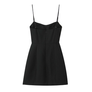 Mini robe noire à fines bretelles avec taille cintrée au style minimaliste et élégant moderne