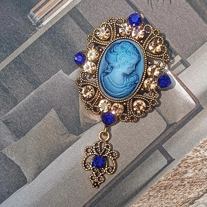 Spilla cammeo vintage in stile vittoriano con rilievo blu e cristalli lucenti