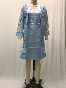 Détail de la robe deux pièces bleu clair avec cardigan en dentelle et nœud en satin
