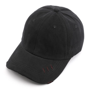 Schwarze Baumwoll-Baseballkappe im Distressed-Look mit rotem Futter und Riss-Details