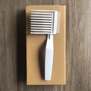 Λευκή χτένα barber για σβησίματα με φαρδιά και λεπτά δόντια σε σκούρο ξύλινο φόντο