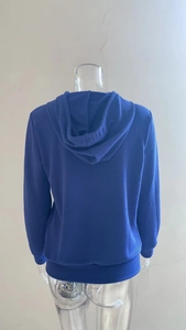 Vista posteriore della felpa blu in maglia con trama a coste e zip su un manichino trasparente