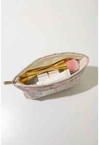 Détails de l'intérieur d'une trousse à maquillage jacquard fleurie avec cosmétiques