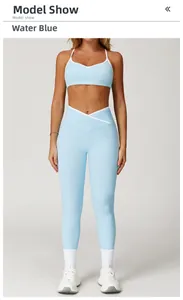 Volledig beeld van lichtblauwe yoga set met hoge taille en witte contrast biesjes