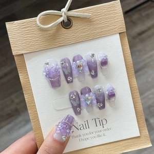 Faux ongles violets faits main avec fleurs 3D, papillons et décorations de strass