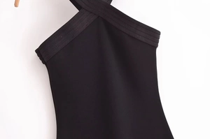 Détail du col licou noir avec texture nervurée et finitions de couture précises