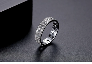 Detail eines mit runden Zirkonia besetzten Rings mit quadratischem Ausschnittdesign