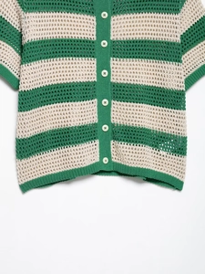 Nahaufnahme des gestreiften Häkel-Poloshirts in Grün und Beige mit weißen Knöpfen