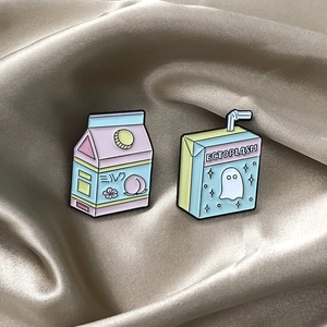 Broches en émail boîte de lait créatives avec motifs pêche et fantôme sur satin champagne