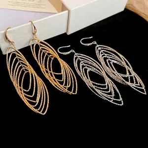 Boucles d'oreilles ovales évidées avec fini martelé en placage d'or et d'argent