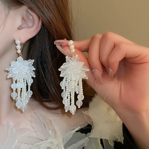 Eleganti orecchini a fiore in acrilico bianco con nappe di perle e perni in argento