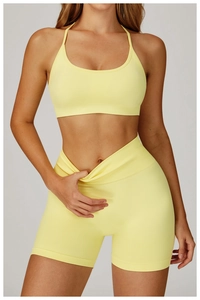 Détail du short de yoga jaune clair sans couture à taille haute et texture côtelée fine