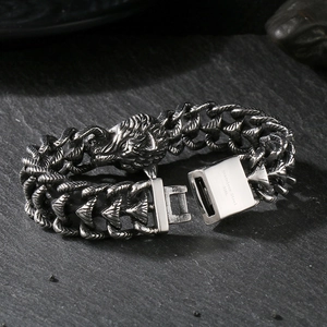 Détail macro du fermoir en acier 316L avec gravure sur le bracelet punk tête de lion pour homme
