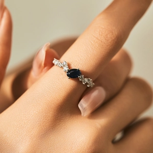 S925 Sterling Silber Ring mit tiefblauem ovalem Edelstein und Diamant Akzenten