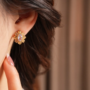 Gros plan d'une boucle d'oreille vintage en or avec pierre violette