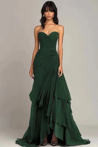 Détails de la robe de soirée vert foncé avec corsage plissé et jupe à volants étagés