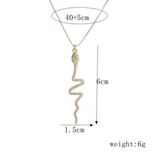 Collier serpent doré avec pierres de zircon et dimensions de 6cm par 1,5cm