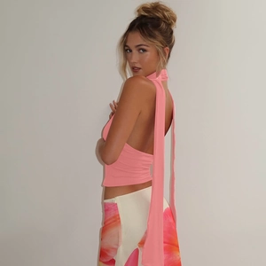 Top dos nu rose avec décolleté plongeant et longs rubans à nouer élégants et fluides