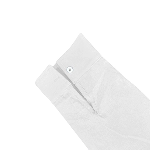 Dettaglio del polsino della camicia di lino bianco con trama pregiata e bottone singolo