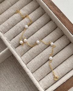 Detail of 925 sterling silver gold beaded bracelet with seven freshwater pearls in a gift box