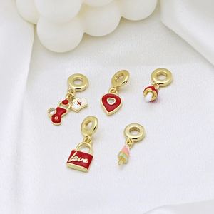 Ensemble de 5 pendentifs dorés cœur et cadenas sur fond de soie blanche luxueuse