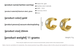 Vue détaillée de la boucle d'oreille en C dorée à l'or 18K avec pierre en verre incrustée