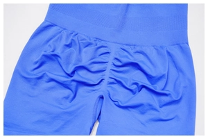 Détail du short de yoga froncé bleu roi avec taille haute sans couture et maille côtelée