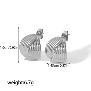 Detailansicht der gedrehten Silberohrringe mit den Maßen 1,6 cm x 1,45 cm und Gewicht