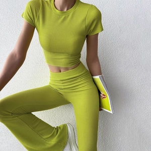 Set donna in maglia a coste verde lime con top corto a maniche corte e pantaloni a zampa