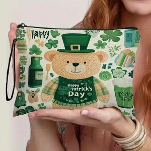Handgehaltene St. Patrick's Day Kosmetiktasche mit Kleeblatt- und Bären-Illustration
