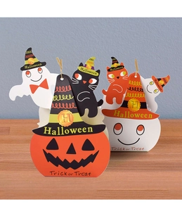 Détail de boîtes cadeaux d'Halloween avec motifs en papier de citrouille, fantôme et chat