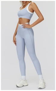 Detail der hellblauen High-Waist Yogahose und Lagen-Sport-BH für Fitness-Sets