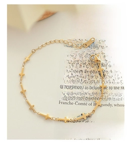 Gros plan du bracelet en plaqué or 18 carats avec poinçon K18 sur le fermoir mousqueton