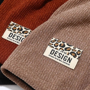 Bonnet tombant pour femmes avec patch léopard, maille côtelée et broderie de lettres