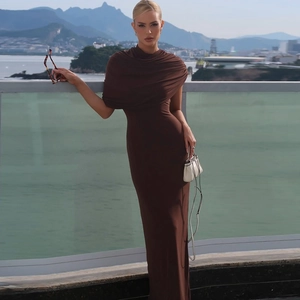 Détail du drapé asymétrique élégant sur une robe longue moulante marron foncé chic
