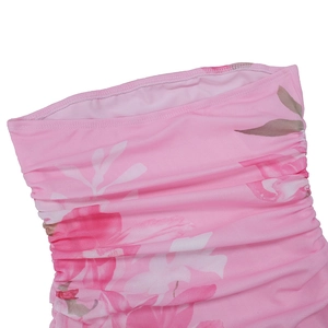 Vue détaillée du tissu en maille rose à imprimé fleuri avec texture froncée