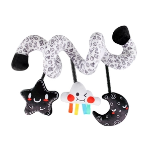 Juguete espiral para cochecito en blanco y negro con suaves peluches de estrella