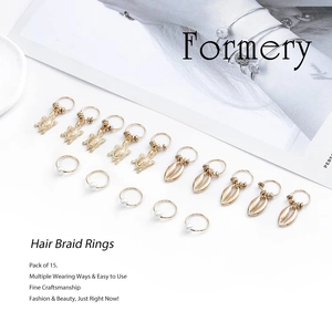 Lot de 15 anneaux de tresses dorés avec breloques tortue, coquillage et perle sur fond blanc