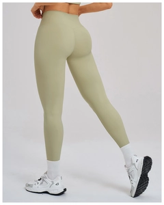 Vue détaillée du legging de yoga taille haute vert olive montrant l'effet galbant et liftant