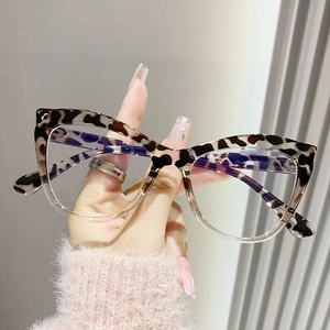 Cat-eye glasses frame with leopard print and transparent color blocking design