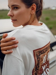 Λευκό βαμβακερό μακρυμάνικο T-shirt με vintage τύπωμα στην πλάτη και γράμματα