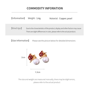 Infographic showing mushroom-shaped pearl earrings with size 2cm x 1.3cm and 5.4g weight