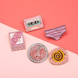 Set of 5 pink enamel pins in zinc alloy with glitter and engraved creative quotes