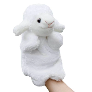 Gros plan d'une marionnette à main mouton blanc en peluche douce pour enfants