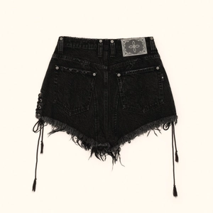Pantaloncini di jeans neri a vita alta con ricamo a croce, lacci laterali e orlo a vivo