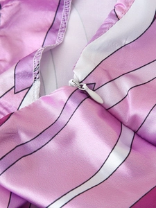 Nahaufnahme des verdeckten Reißverschlusses an pink-violettem Satin-Kleid