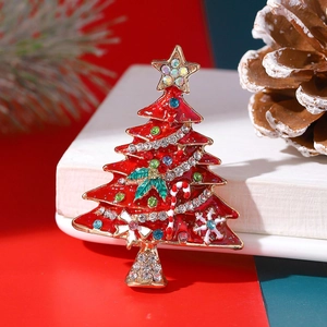 Broche sapin de Noël en émail rouge avec cristaux colorés et détails dorés brillants