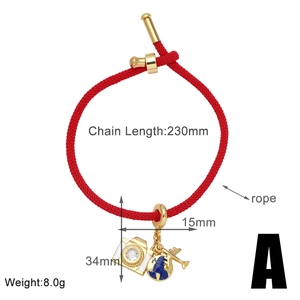 Dettaglio del bracciale in corda rossa con ciondoli a fotocamera e misure delle dimensioni