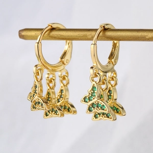 18K vergoldete Schmetterlingsohrringe aus Kupfer mit grünen Zirkonia-Anhängern am Ständer